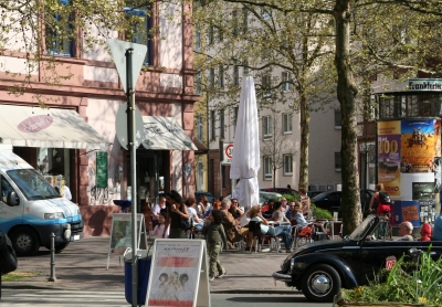 Straßen-Café in Frankfurt-Sachsenhausen