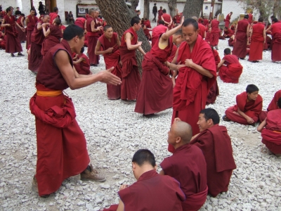 Unterrichtung der Novizen im Kloster Sera (Lhasa)