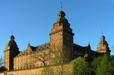 Aschaffenburger Schloss mit blauem Himmel)