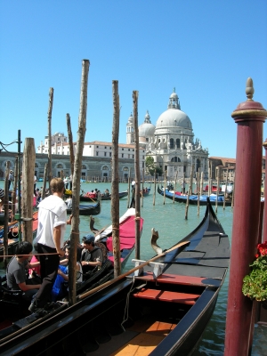Blick auf die Kirche "Santa Maria della Salute" in Venedig