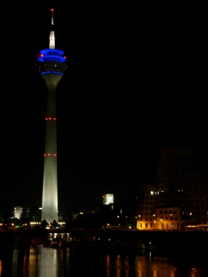 Fernsehturm in Düsseldorf bei Nacht