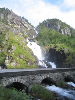 Brücke mit Wasserfall