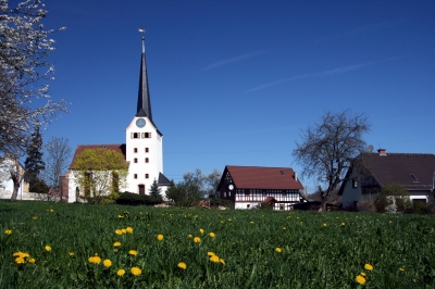 Frühling an der Wettelswalder Kirche