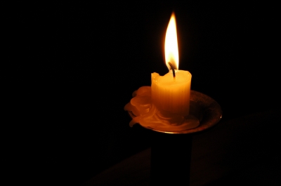 Kerze in dunkler Nacht
