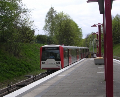 Einfahrende U-Bahn der Linie U 2 Richtung Niendorf