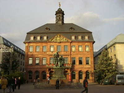 Neustädter Rathaus in Hanau mit dem Brüder Grimm Nationaldenkmal im Vordergrund