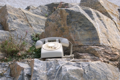 Ein alleinstehendes Telefon auf einem kleinen Felsen...