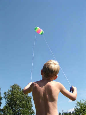 Junge mit Lenkdrachen