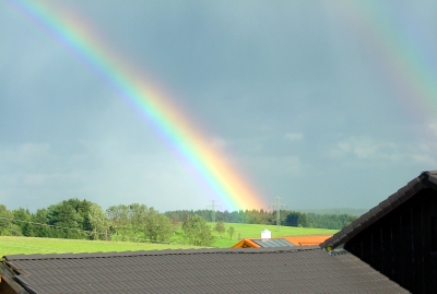 Regenbogen über Dach