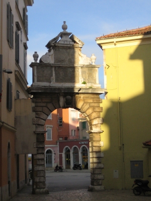 Tor in der Altstadt von Rovinj