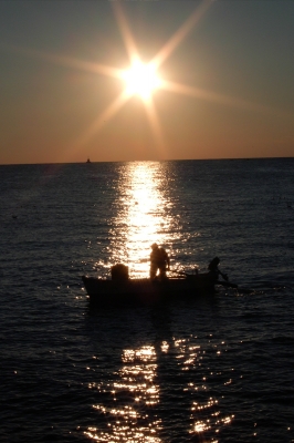 Fischerboot im Sonnenuntergang