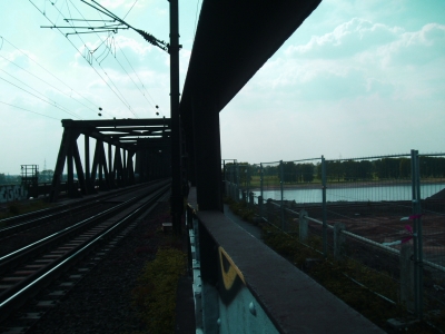 Eisenbahn-, Fußgängerbrücke über den Rhein - Duisburg/ Hochfeld