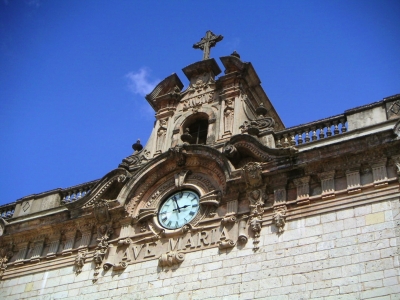 Aussenfassade des Kloster Lluc mit Uhr