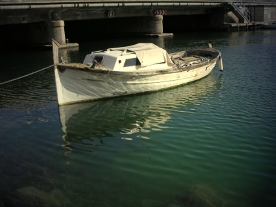 ein Motorboot vor Anker