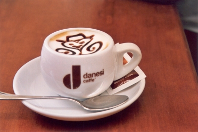 Ein Cappuccino ist im Bilde