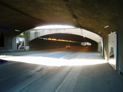 Tunnel unterhalb von Bahntrassen