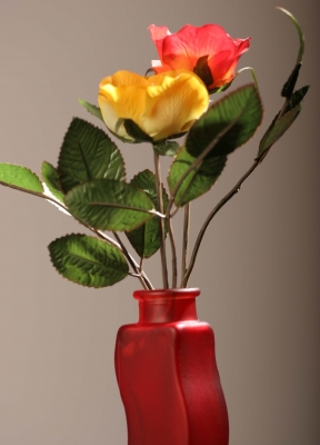 künstliche Rosen kunstvoll in Szene gesetzt