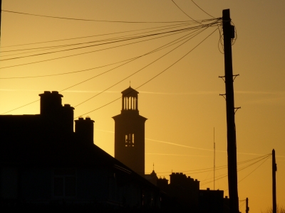 Glockenturm in Cabra bei Sonnenaufgang