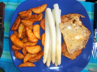 Spargel mit Schnitzel und Kartoffelecken