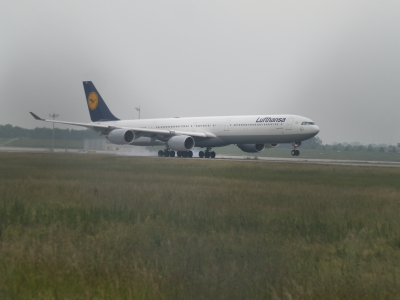 Lufthansa Airbus A340 gelandet