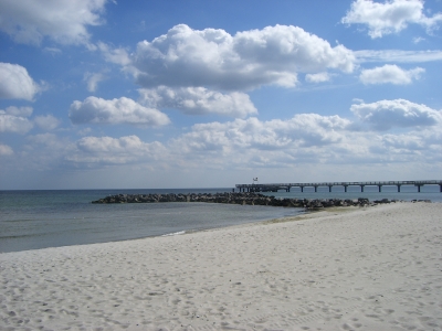 Strand mit Seebrücke