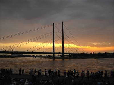 Rheinkniebrücke nach Sonnenuntergang (1)