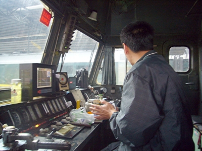 Blick in die Fahrzelle der Lokomotive des Zuges Nr. 3 in China