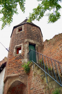 Turm in historischer Stadtmauer
