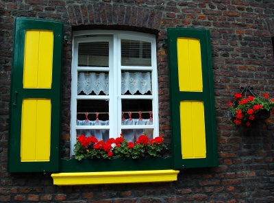 farbenfrohes Altbaufenster