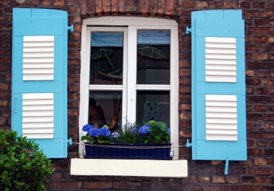 Altbaufenster in blau-weiss
