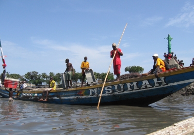 Piroge am Hafen von Conakry