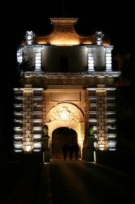 Mdina Main Gate bei Nacht