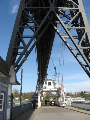 Eisenbahnbrücke Rendsburg mit Autohängefähre