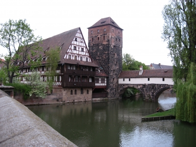 Nürnberg Gebäude am Wasser mit Brücke