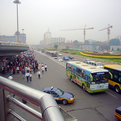 Ausblick vom Bahnhof West auf eine Strasse in Peking