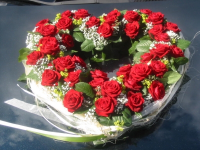Zur Hochzeit - ein Herz aus roten Rosen