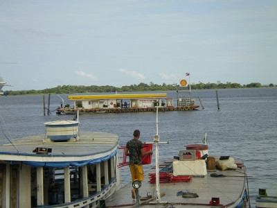 Shell-Tankstelle auf dem Amazonas