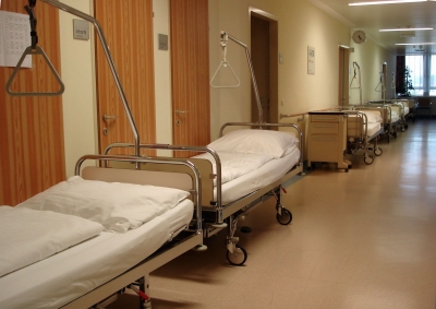 Gangbetten in einem Krankenhausflur