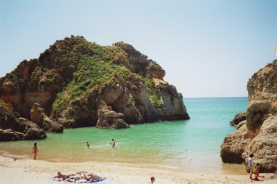 Strand und Felsen