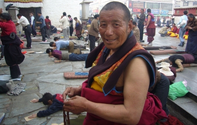 Auf einem Betplatz vor dem Jokhang-Tempel  in Lhasa