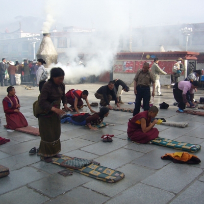 Auf einem Betplatz vor dem Jokhang-Tempel  in Lhasa