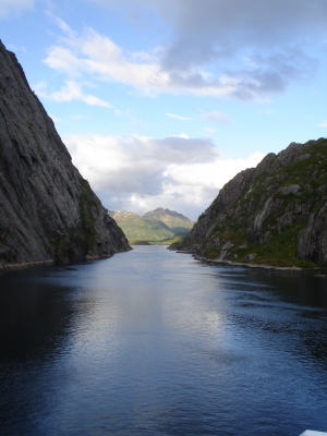 Ausfahrt aus dem engem Fjord