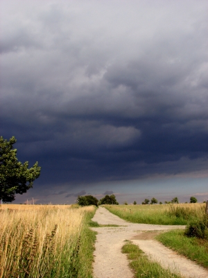 Weg mit Gewitterwolken