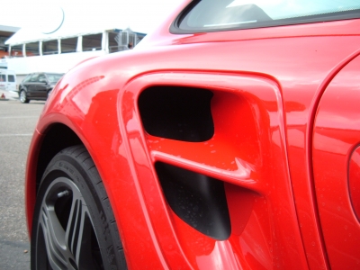 Lufteinlass eines roten Porsche 911