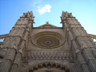 Stolz in den Himmel gestreckt - Portal der Kathedrale von Palma de Mallorca