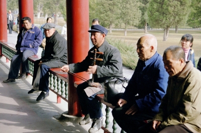 Kniegeige spielender Mann in Beijing