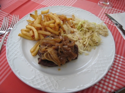 Filetsteak mit Zwiebeln, Pommes, Krautsalat