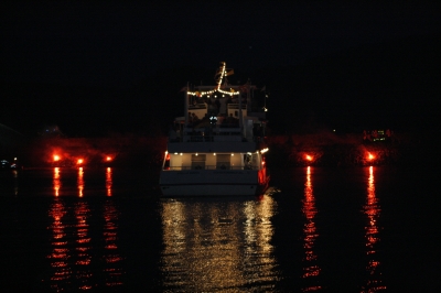 Leuchtfackel in der Nacht + Boot III