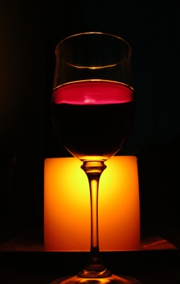 Rotwein im Kerzenschein