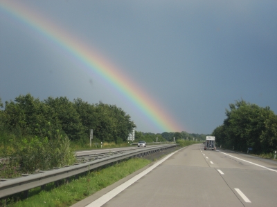 Regenbogen über der Autobahn